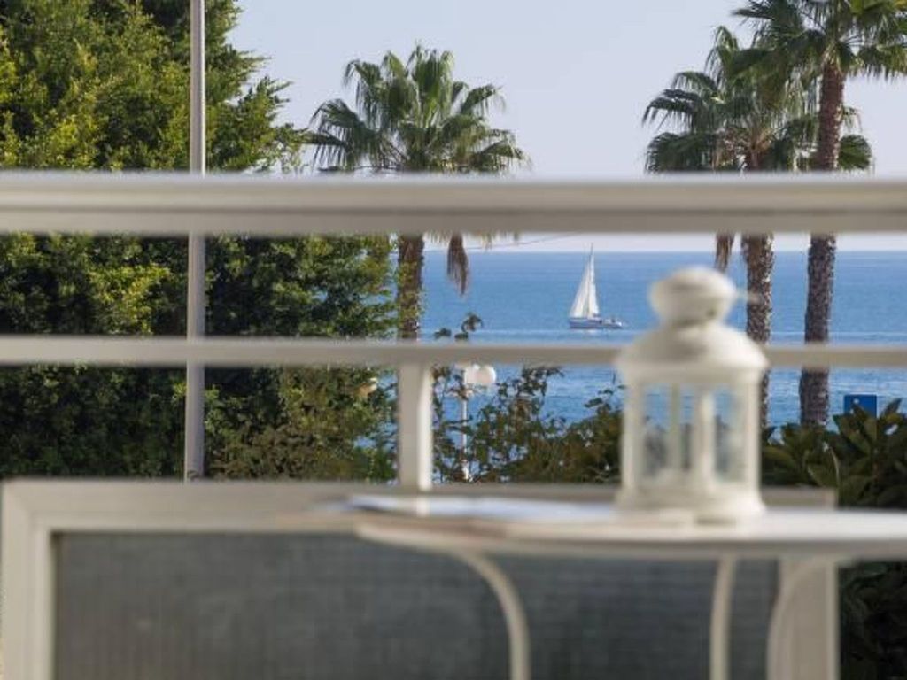 Helle und renovierte Ferienwohnung mit Balkon und tollem Blick auf das Meer