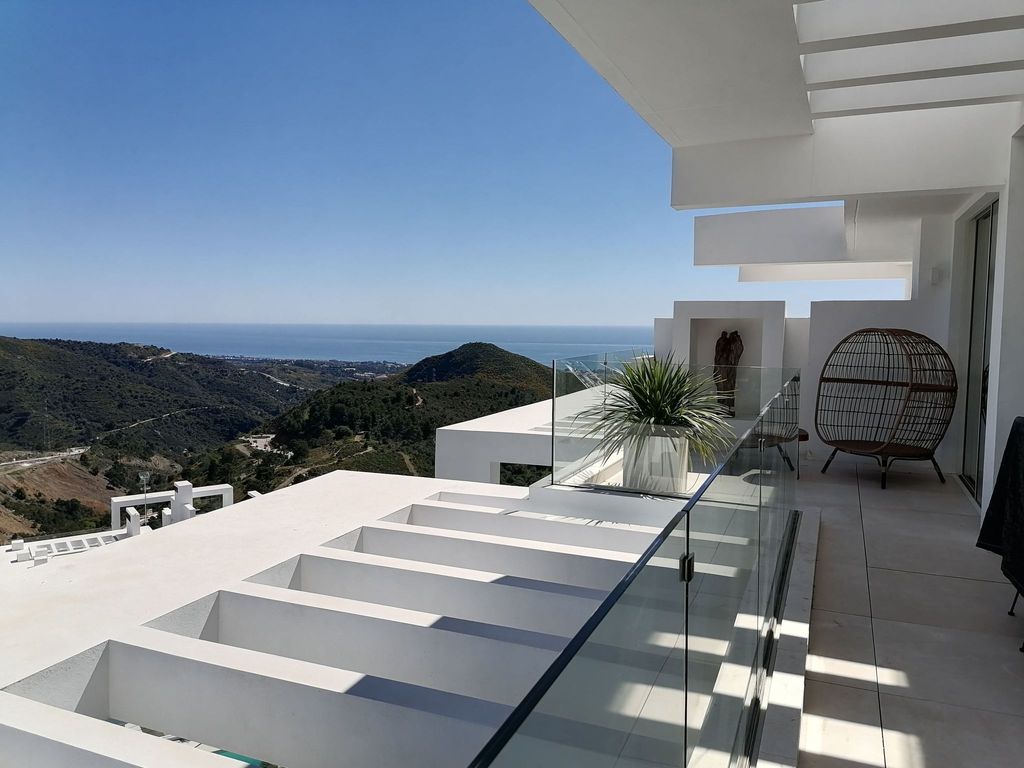 Exklusives Neubau-Penthouse mit Meerblick und Pool