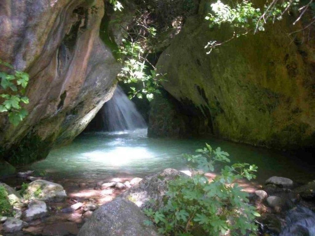 mit Terrasse in der Nähe eines Wasserfalls
