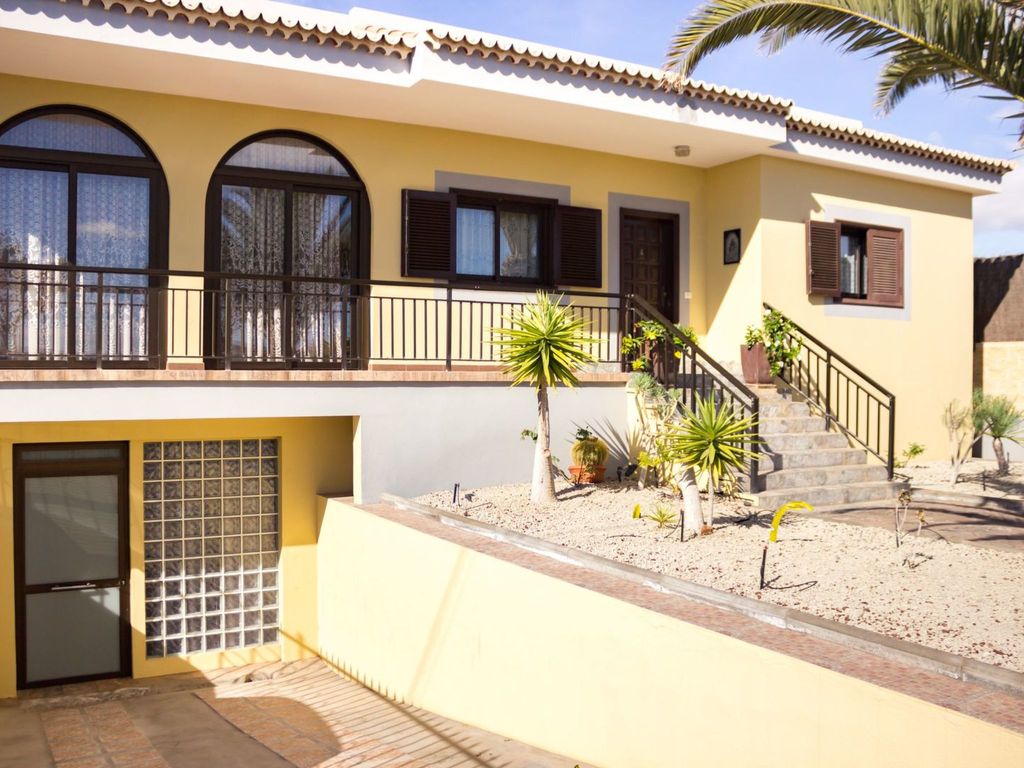 Geräumiges Haus mit exklusivem Schwimmbad und Solarium.