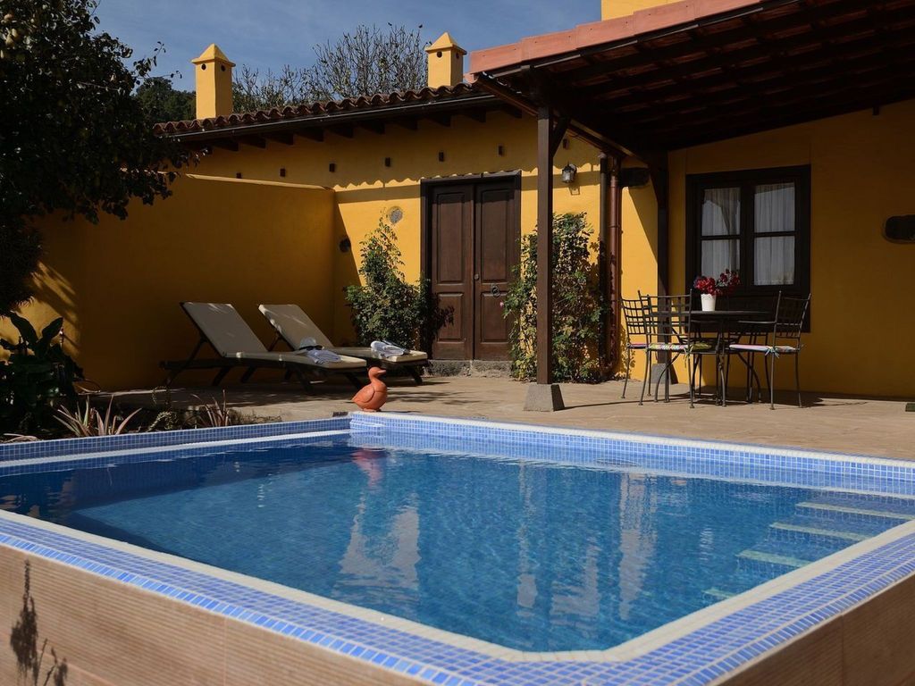 mit Schwimmbad nur für Erwachsene