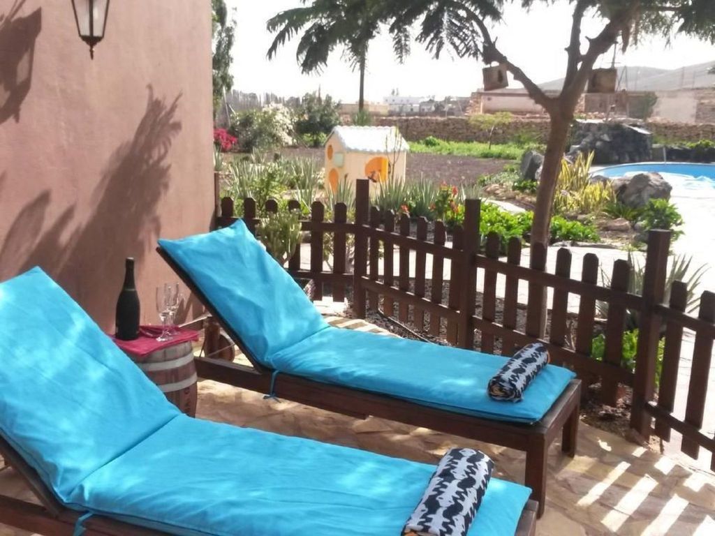Typisches kanarisches Steinhaus mit privatem Pool in Tuineje