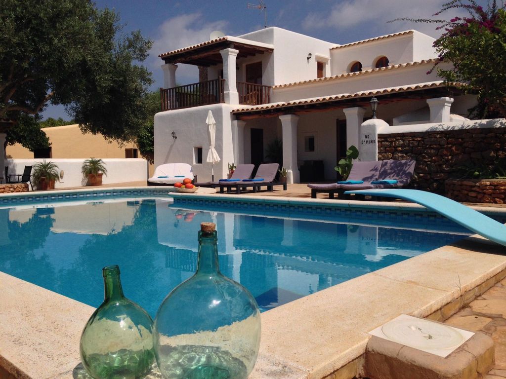 Renoviertes Ferienhaus in Sant Carles De Peralta mit Eigenem Pool