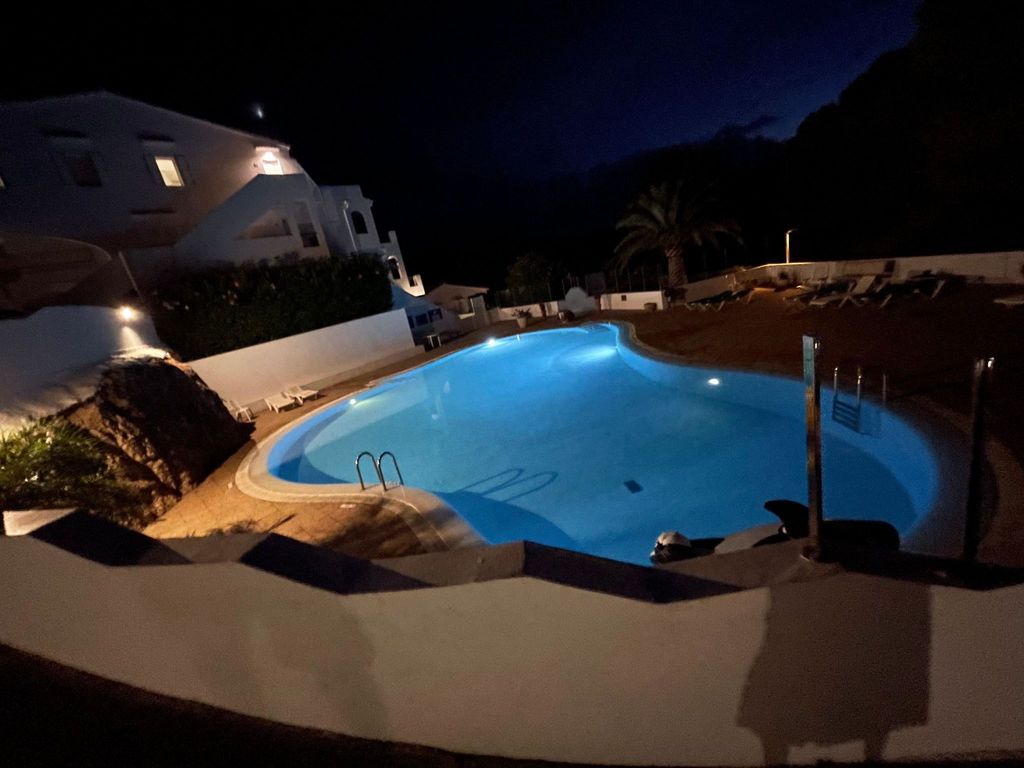 mit Pool, umgeben von Natur