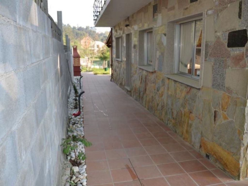 Sehr helle Villa in Strandnähe mit großem Garten und überdachter Terrasse