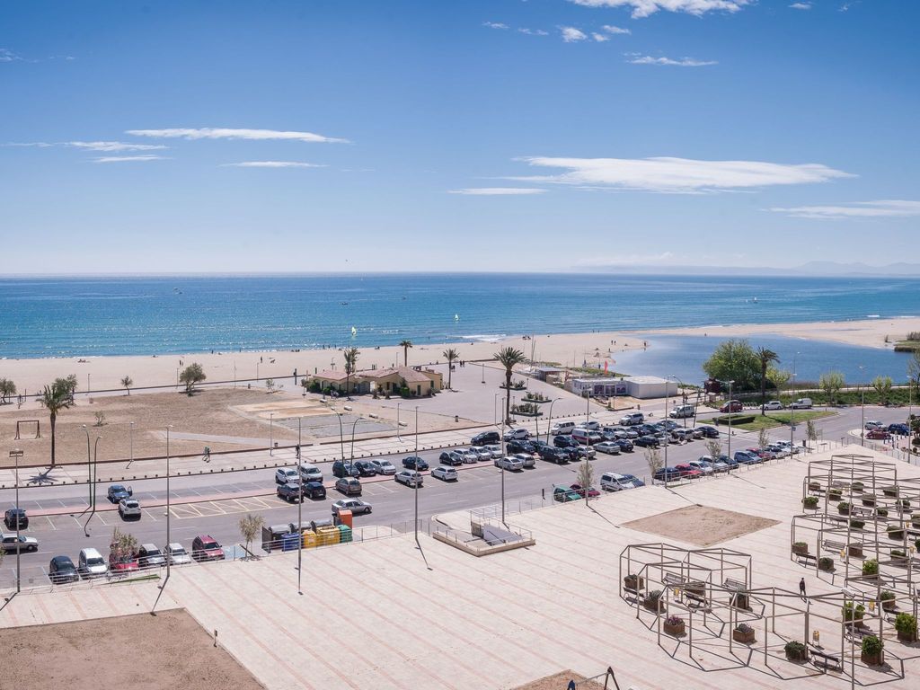 Appartement mit überdachtem Balkon und Meerblick in Strandlage