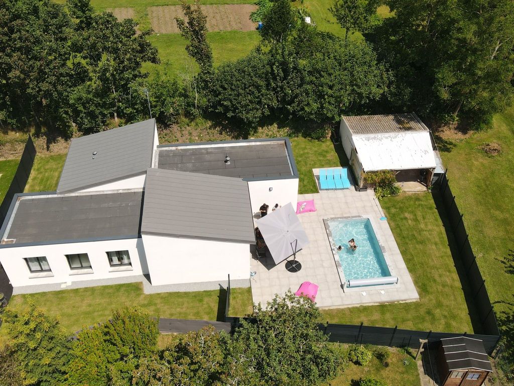neues Haus in Meeresnähe mit beheiztem Pool