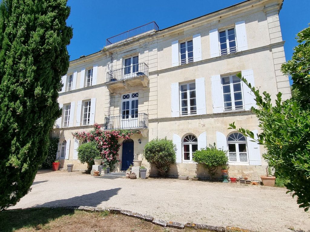 8-Zimmer-Schloss mit Pool und eigenem Park