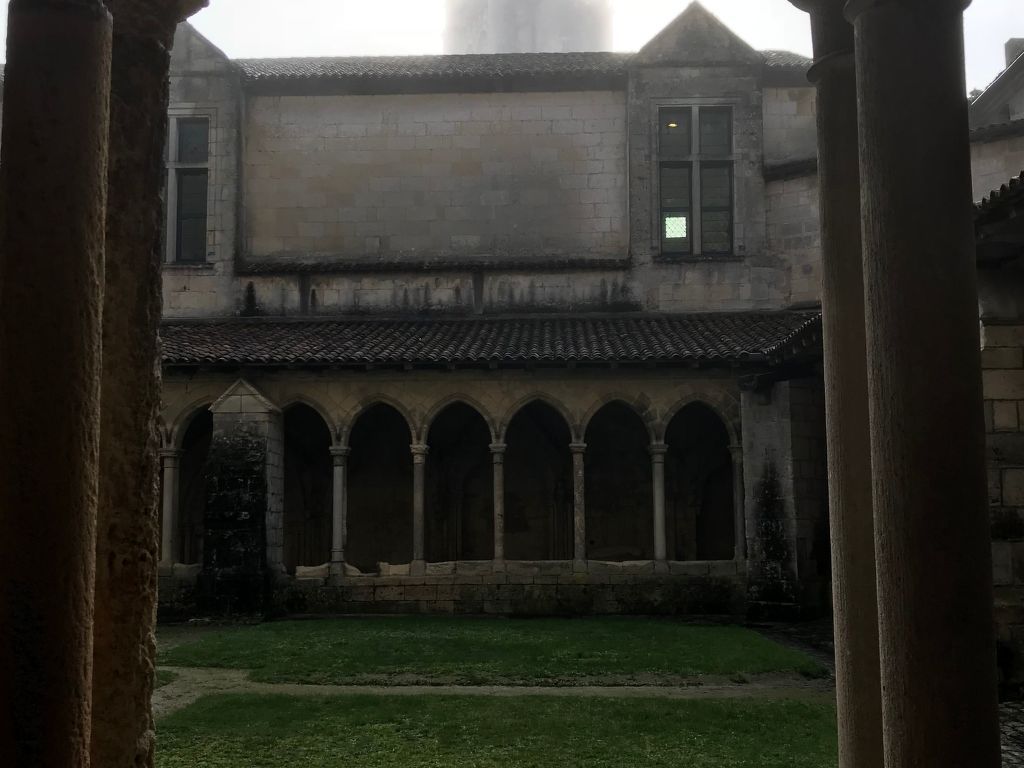 Schloss mit Überlaufpool an der Dordogne