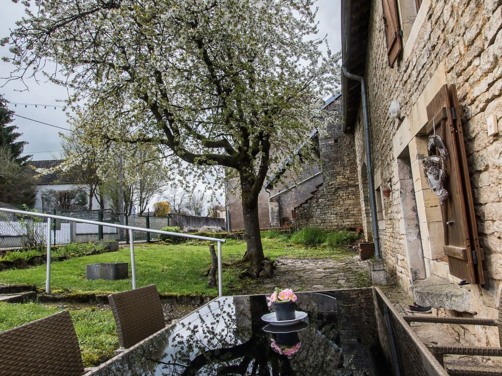 Steinhaus in ländlicher Umgebung mit Pool