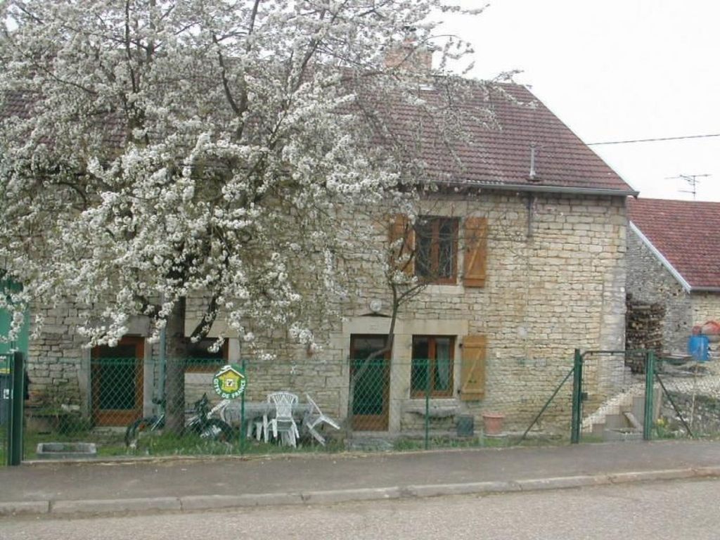 Steinhaus in ländlicher Umgebung mit Pool