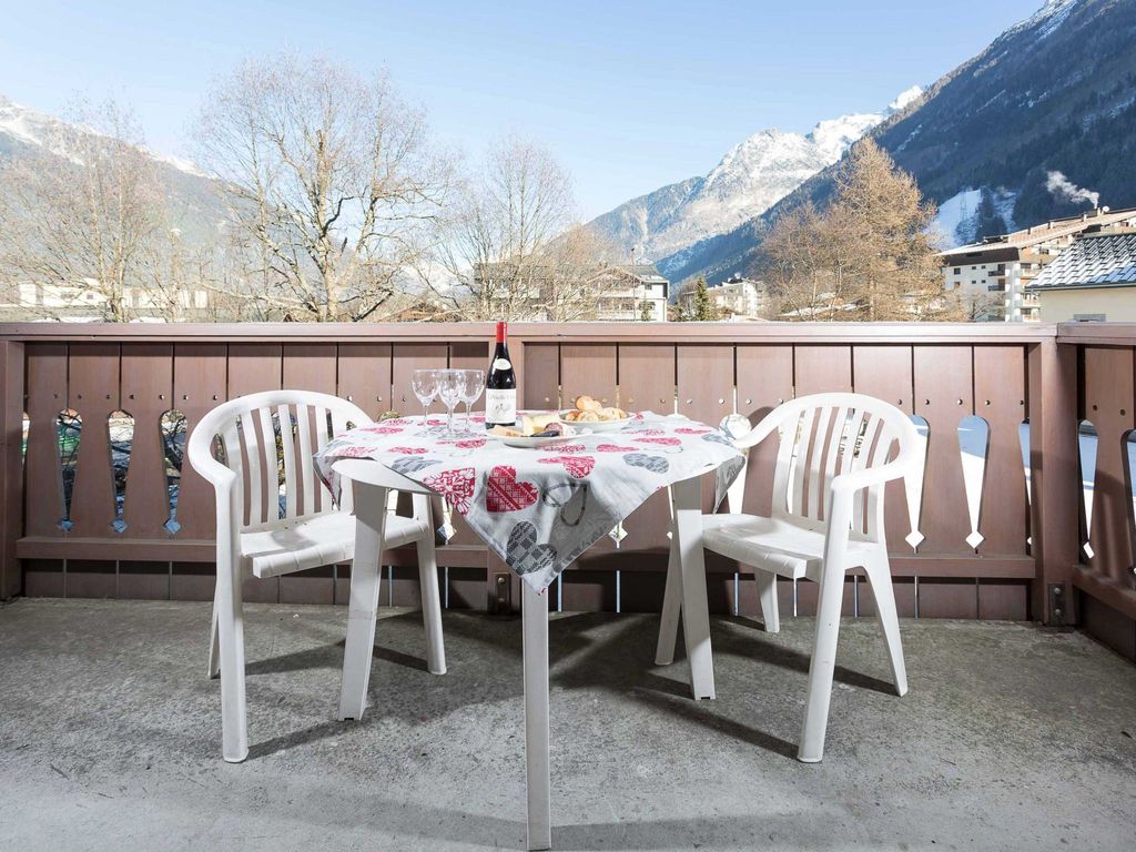 in Chamonix mit geräumigem Balkon und weitem Blick