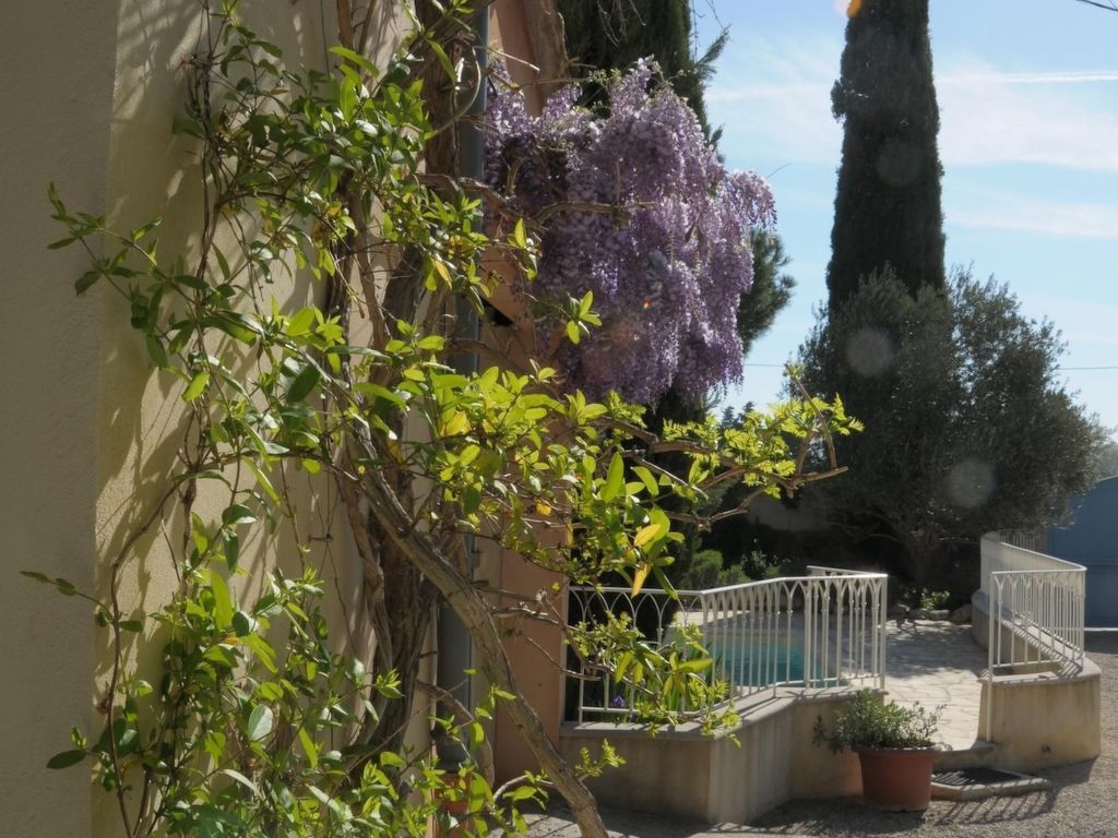 Bauernhaus mit Garten und Pool mit Bergblick