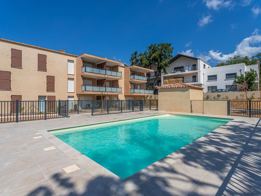 Dans une résidence neuve avec piscine