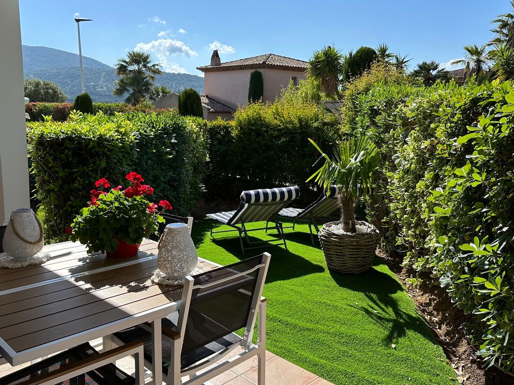 Les Pins Bleus App.02