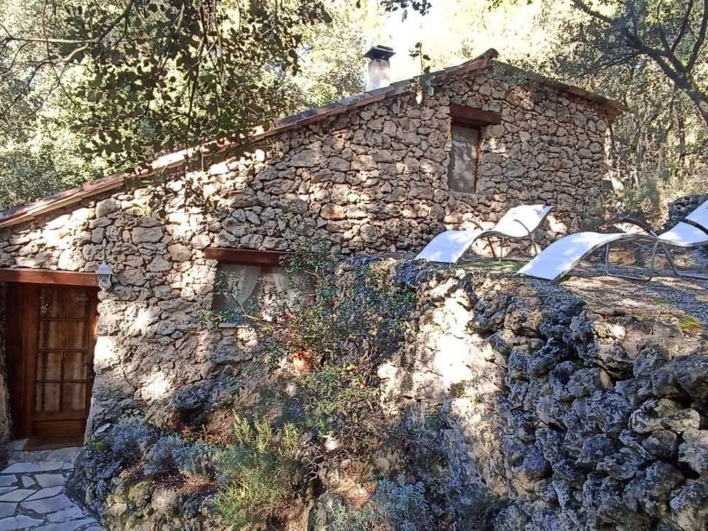 in Sillans-La-Cascade mit Garten