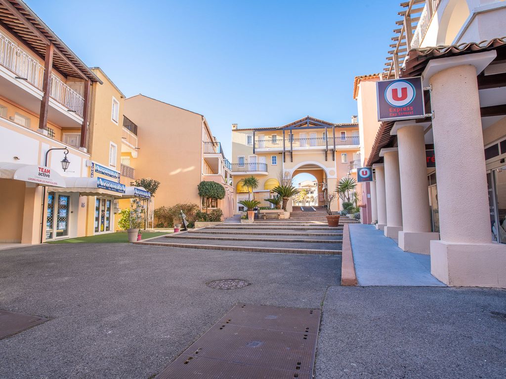 Le Village (E1 208)