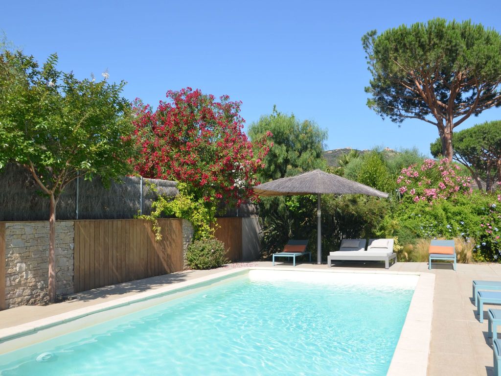 Villa mit 6 Schlafzimmern, privatem Pool Garten und Parkplatz