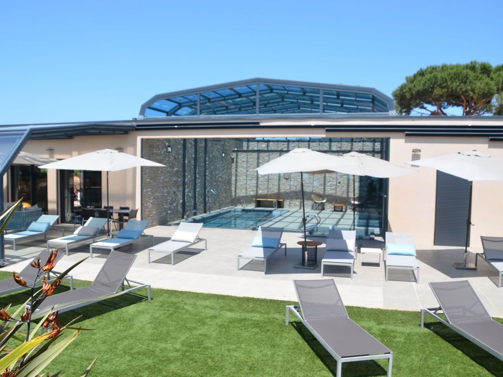 Villa mit 6 Schlafzimmern, privatem Pool Garten und Parkplatz