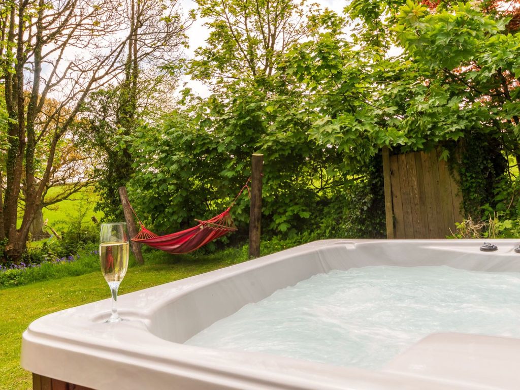 Lodge 4 Hot Tub
