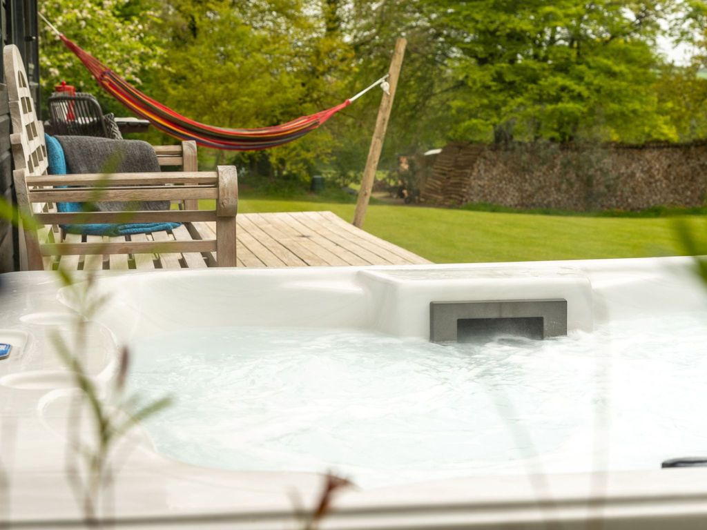 Lodge 6 - Hot Tub Lodge