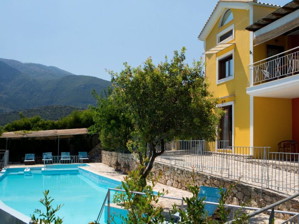 Luxuriöse Villa mit Infinity-Pool und Panoramablick