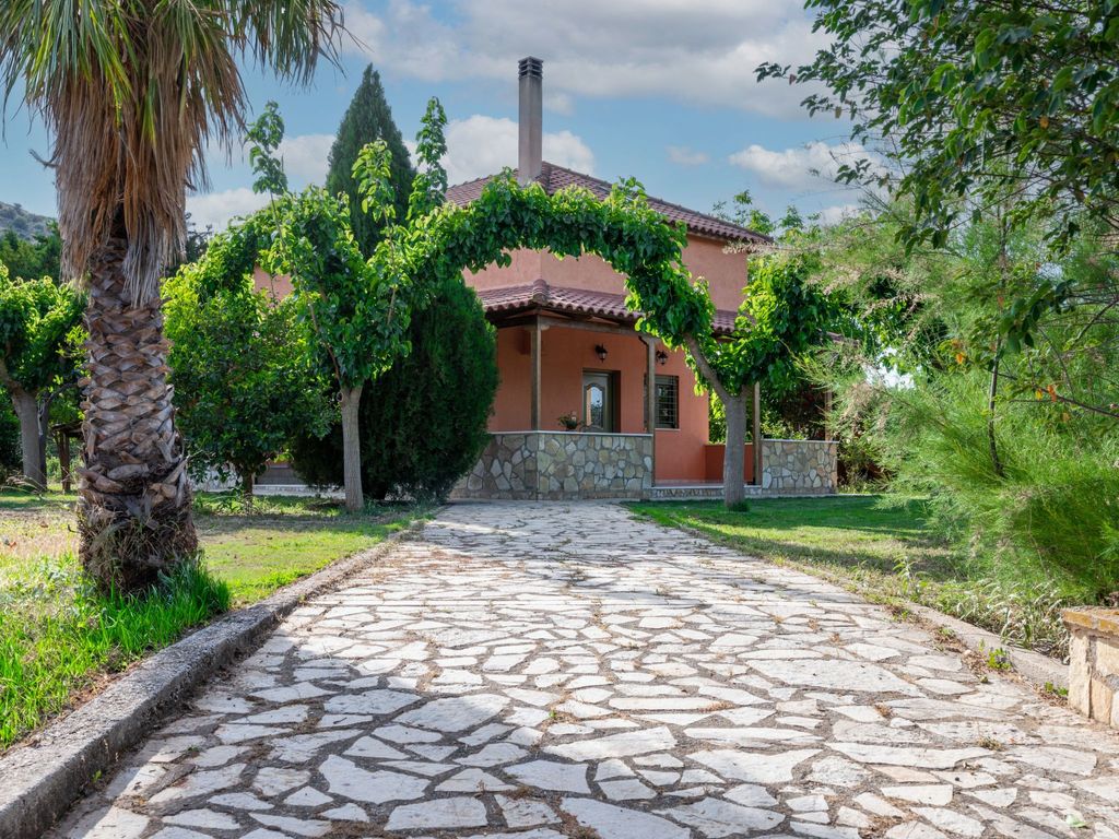 Haus in Nea Tirintha mit privatem Parkplatz