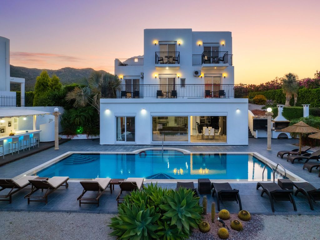 Charmante Diamond Villa in der Nähe von Gennadi Strand
