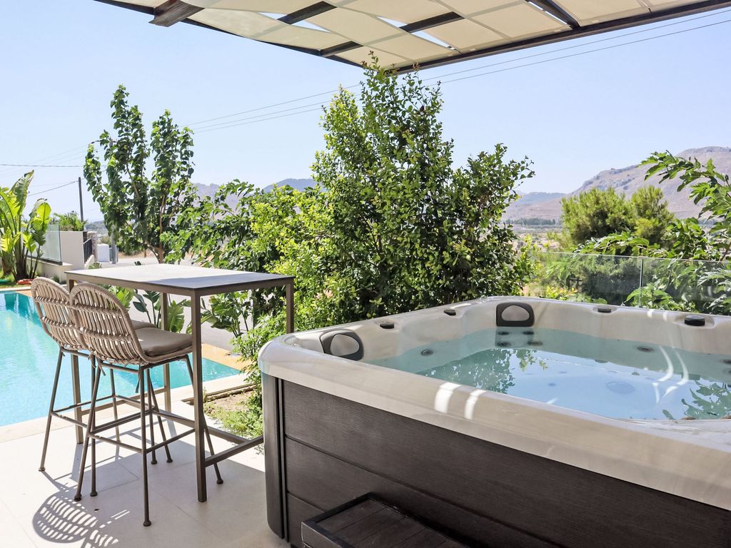 Trapezia Luxury Living -Garnet