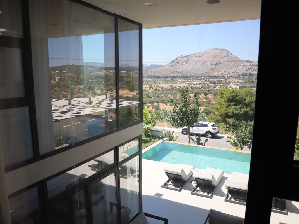 Trapezia Luxury Living -Garnet