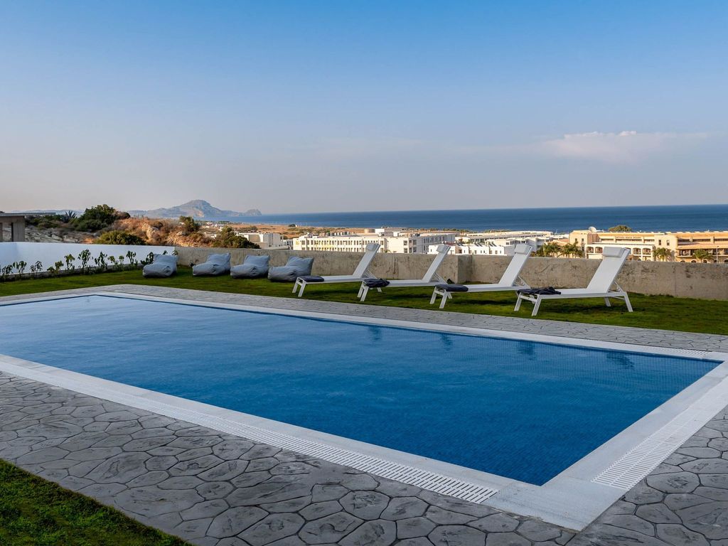 Schönes Ferienhaus in Afantou mit privatem Pool
