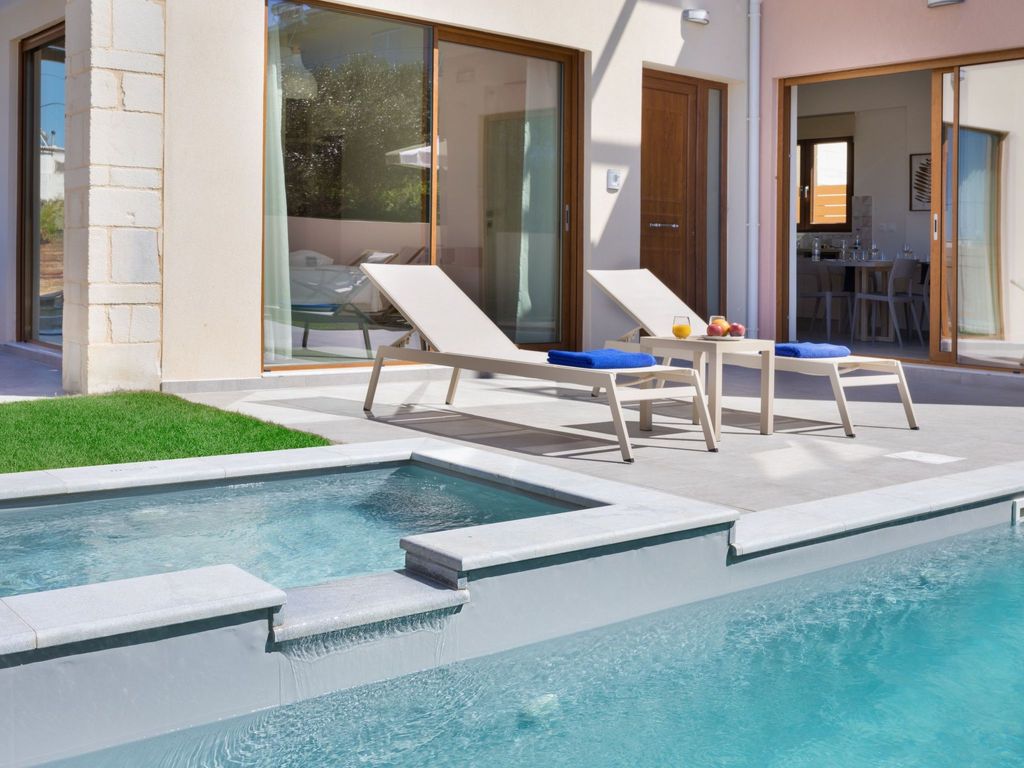 Haus in Agia Marina mit Außenpool