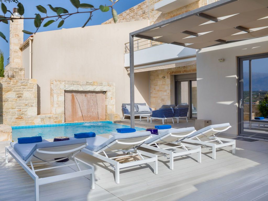 Gut ausgestattete Villa mit Pool und privatem Garten