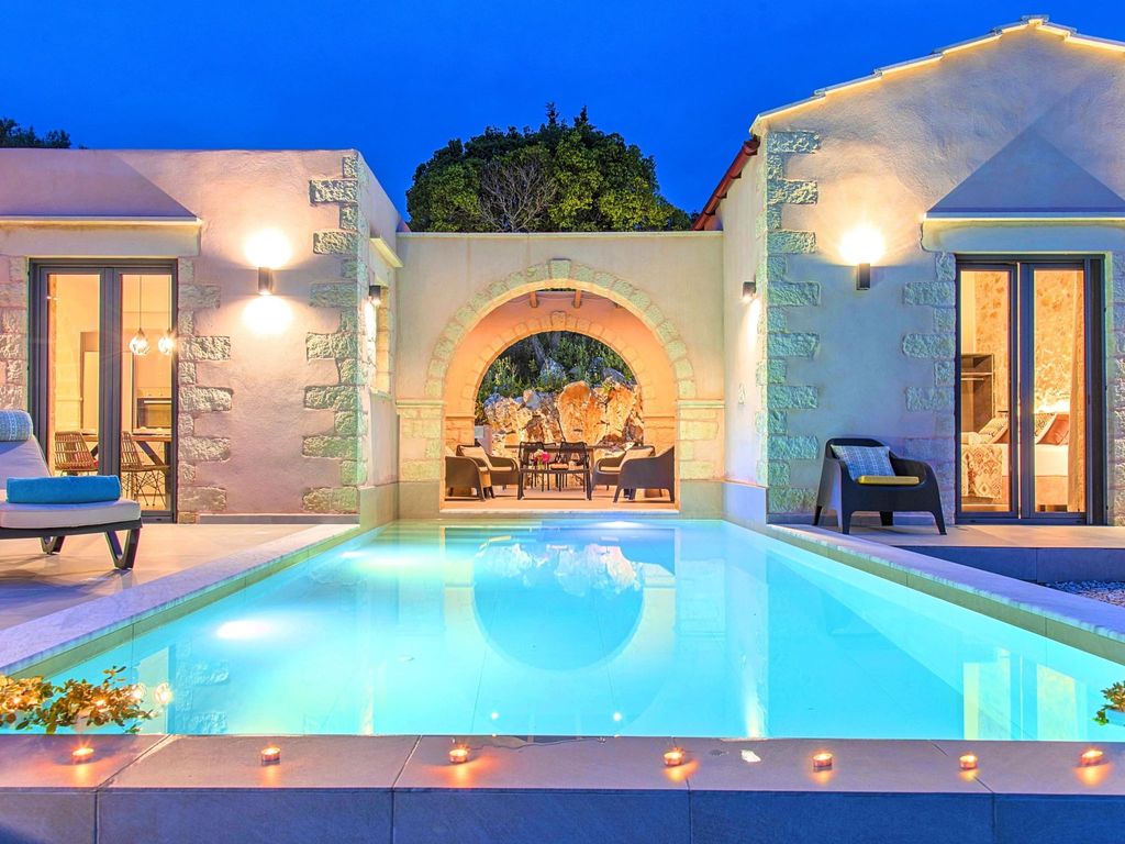 Hütte "Villa Vardis" mit eigenem Pool
