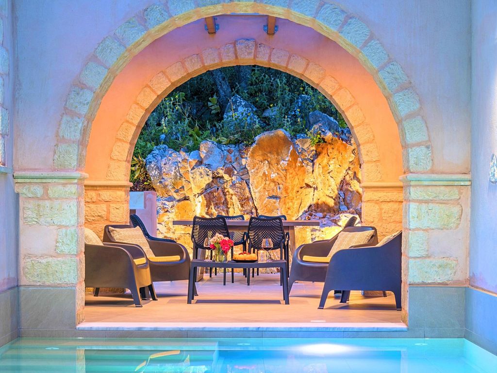 Hütte "Villa Vardis" mit eigenem Pool