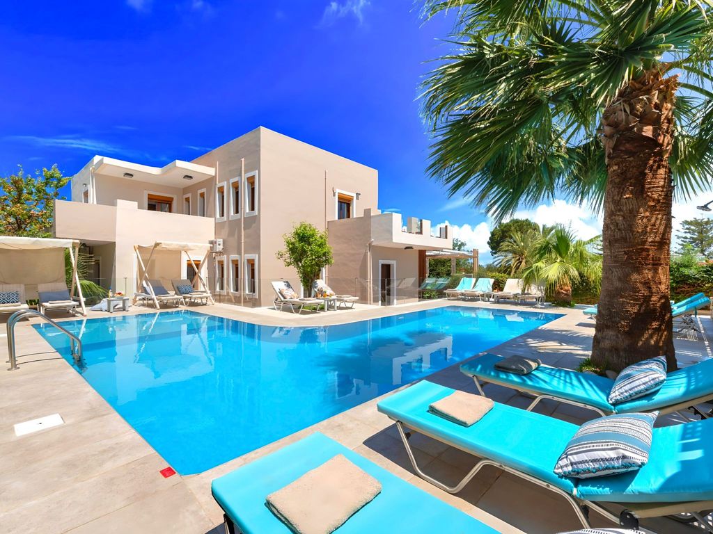 in Paralia Kourna mit Grill, Terrasse und Garten