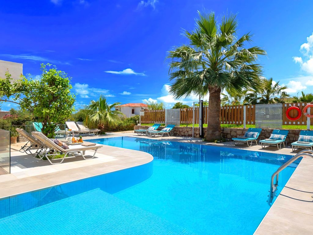 in Paralia Kourna mit Grill, Terrasse und Garten