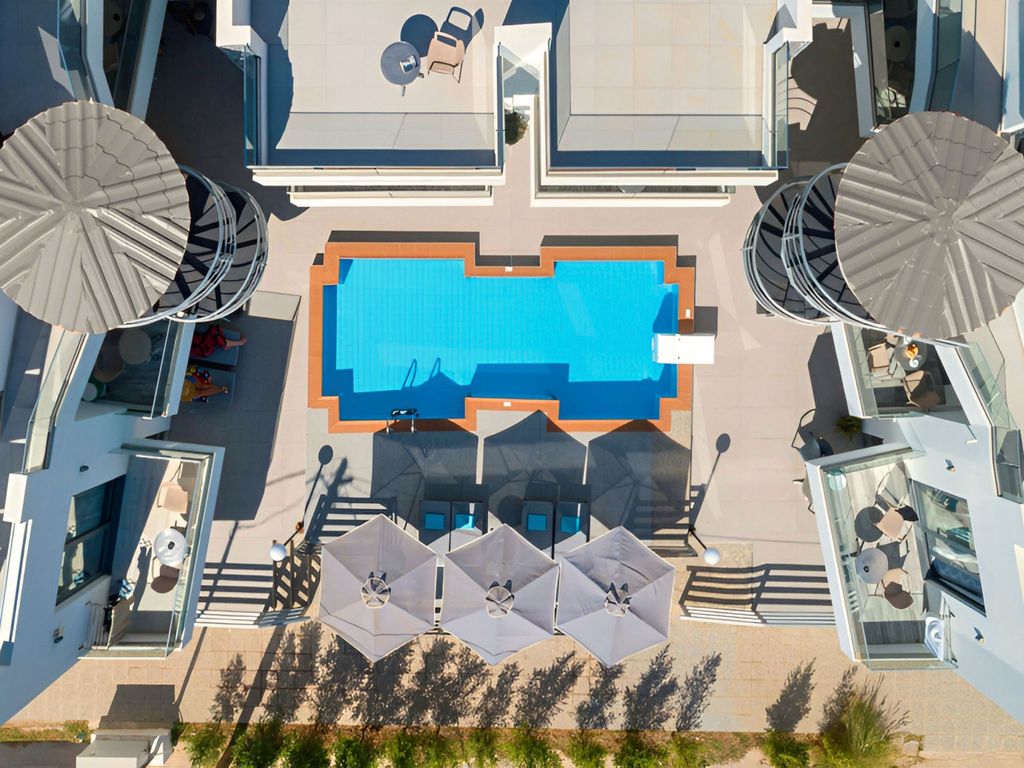 Pnoe Beachside Suite