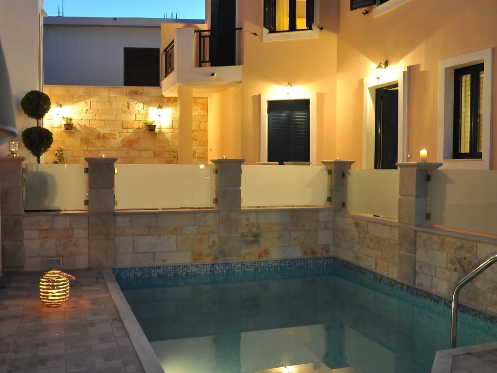 in Panormos mit kleinem Garten,Pool