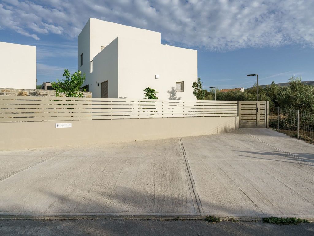 Neue moderne Villa Tessera mit privatem Pool und Grillplatz