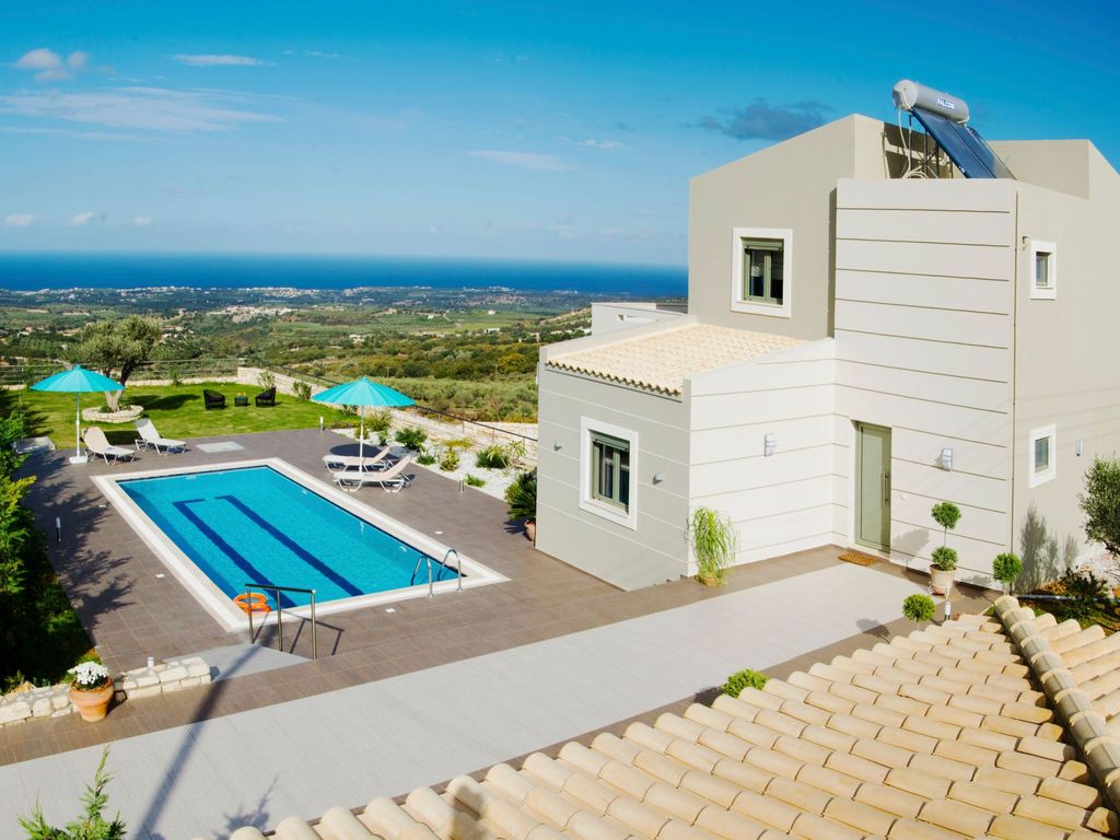 Familienvilla mit Panoramapool und Panoramablick