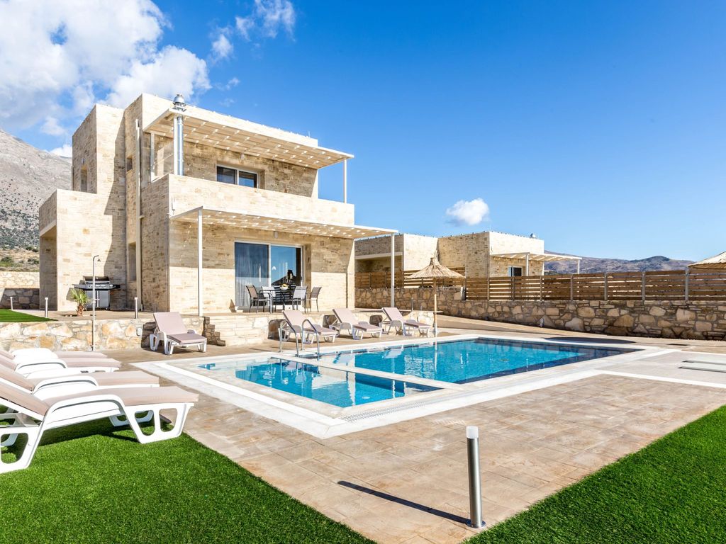 Elegante Villa an der Küste mit privatem Pool