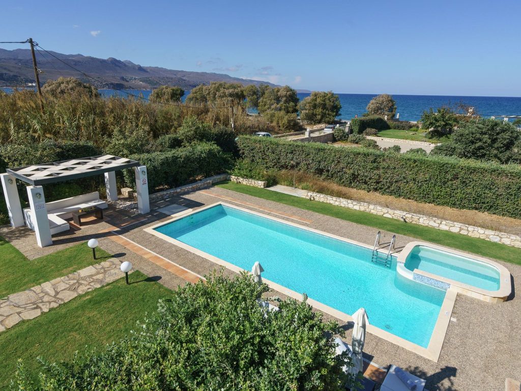 Villa aus Stein, privater Pool, BBQ 30m zum Stra