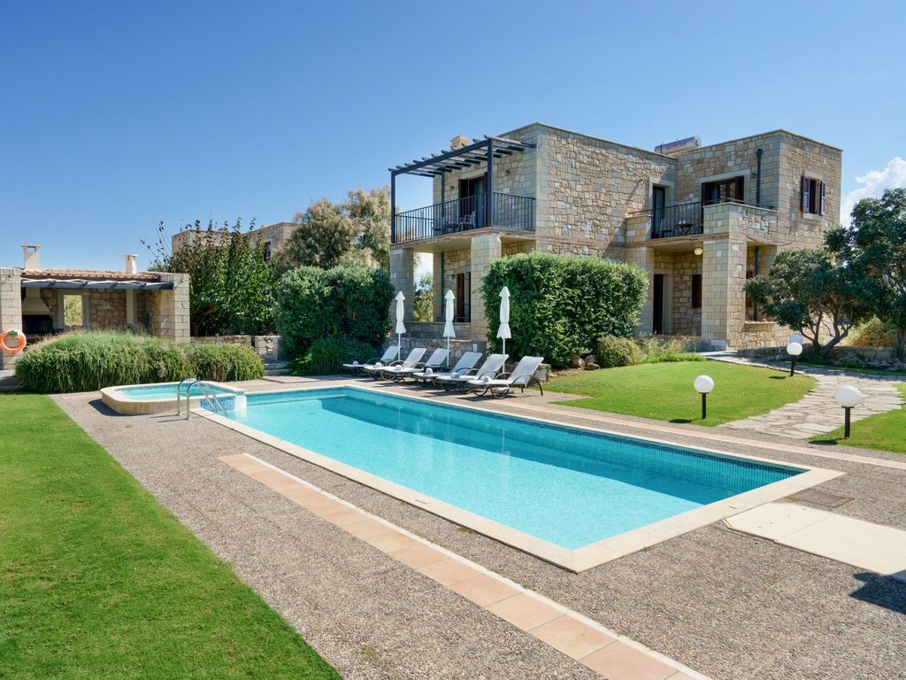 Villa aus Stein, privater Pool, BBQ 30m zum Stra