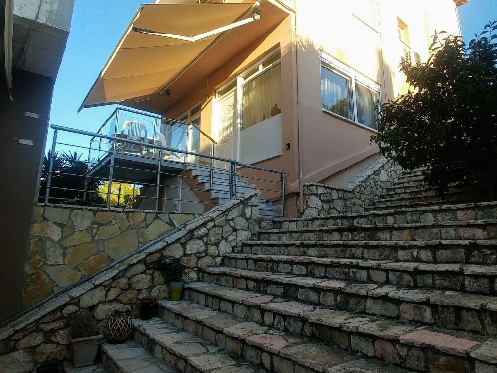 Appartement in Derveni mit Terrasse