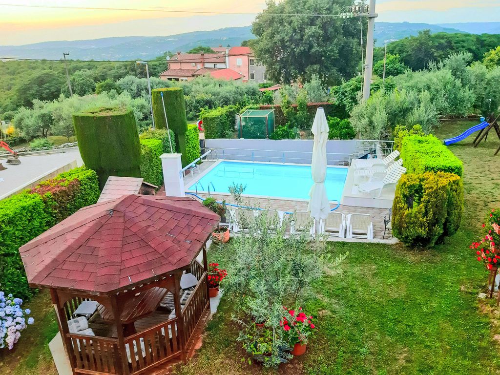 mit beheiztem Pool