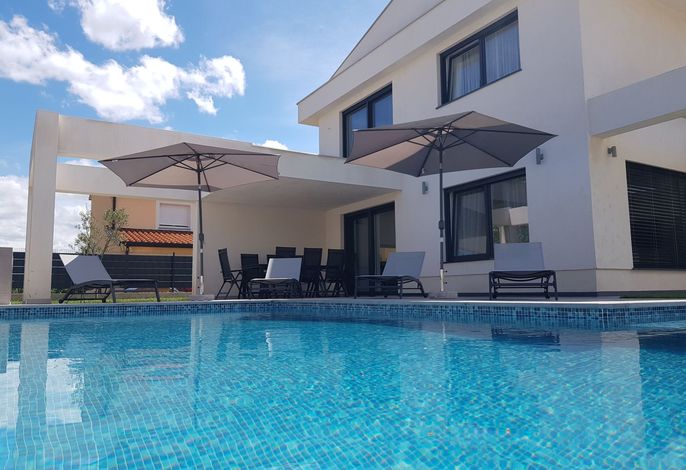 mit privatem Pool in Ruhiger lage.