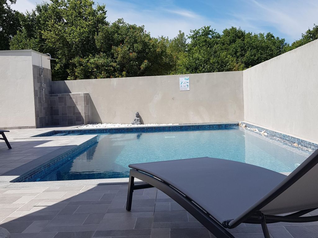 mit privatem Pool in Ruhiger lage.