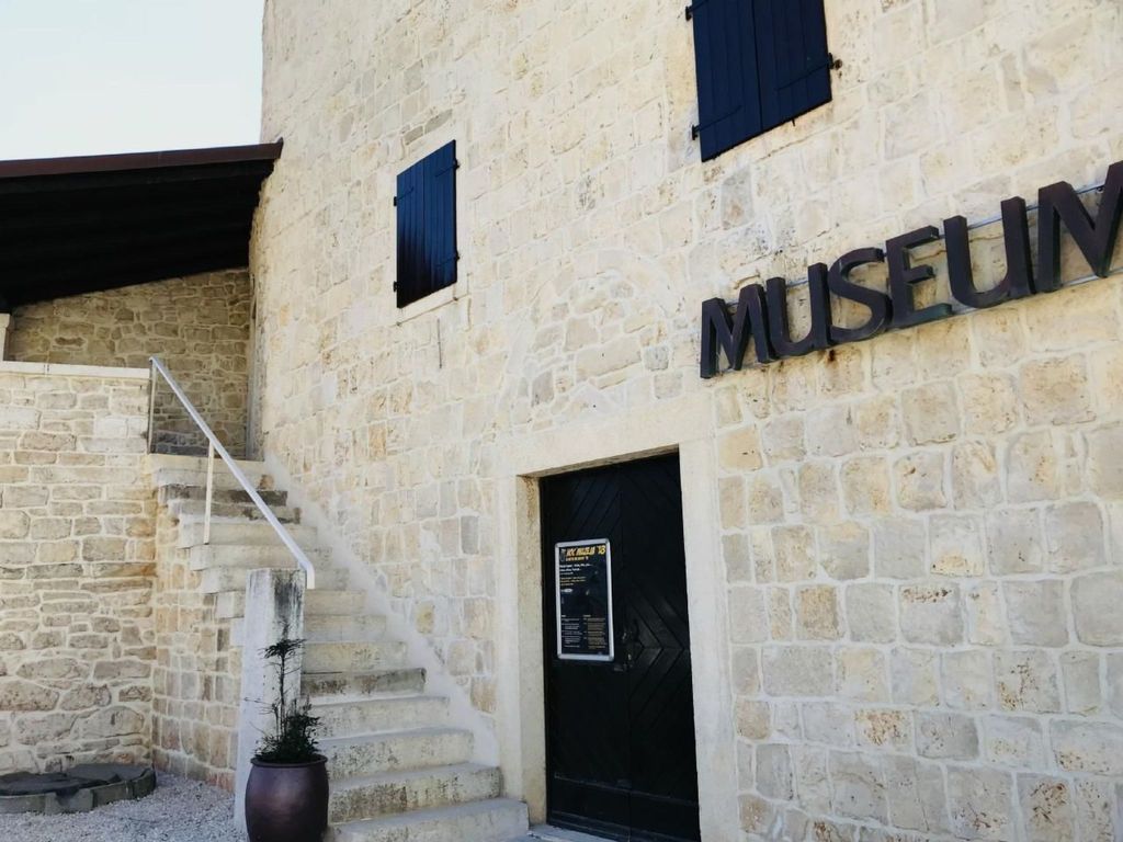 Große Wohnung in Umag mit Terrasse und Grill