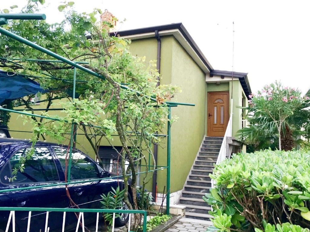 Große Wohnung in Umag mit Kleinem Balkon